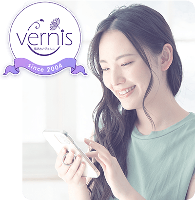 スマホを操作する女性